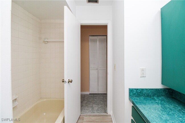 Building Photo - 4300 Gulfstream Dr