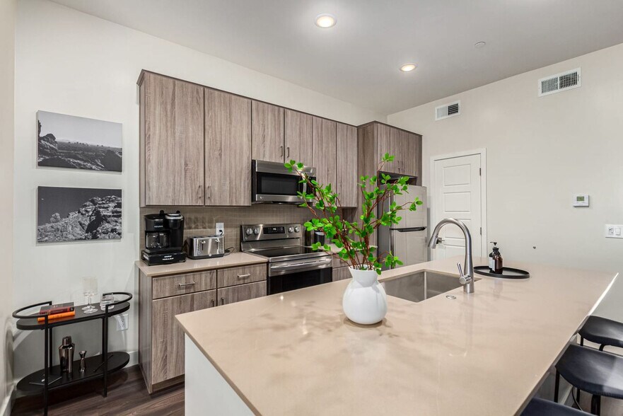 Building Photo - 6249 E Pinnacle Vista Dr