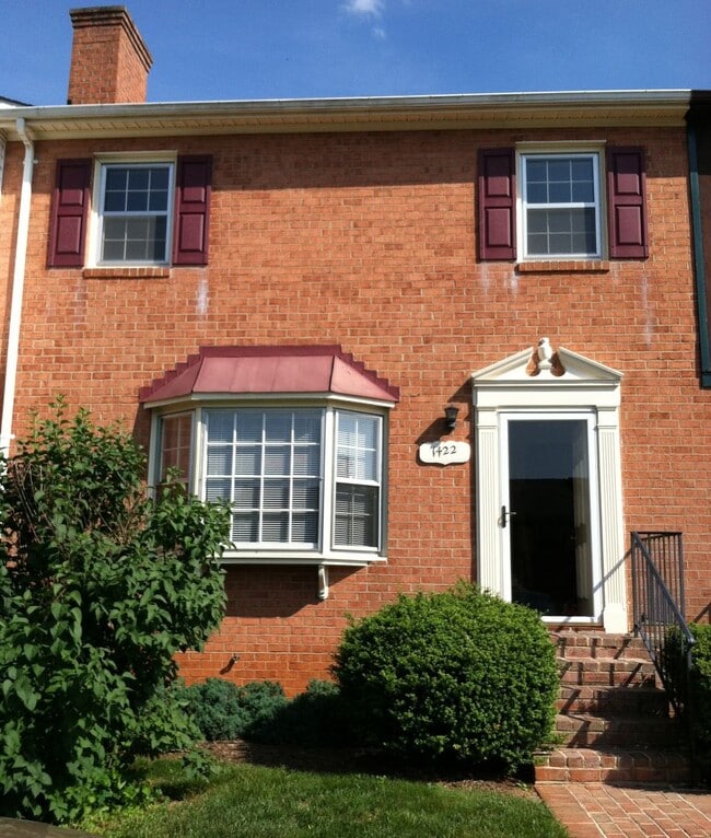Building Photo - 3 Bedroom Townhouse Near Peaks View Park