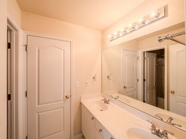 Building Photo - 12872 Waterside Dr