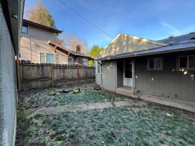 Building Photo - Updated and Bright 3 Bedroom 2 Bath Home in NE Portland (PDX/Columbia River)