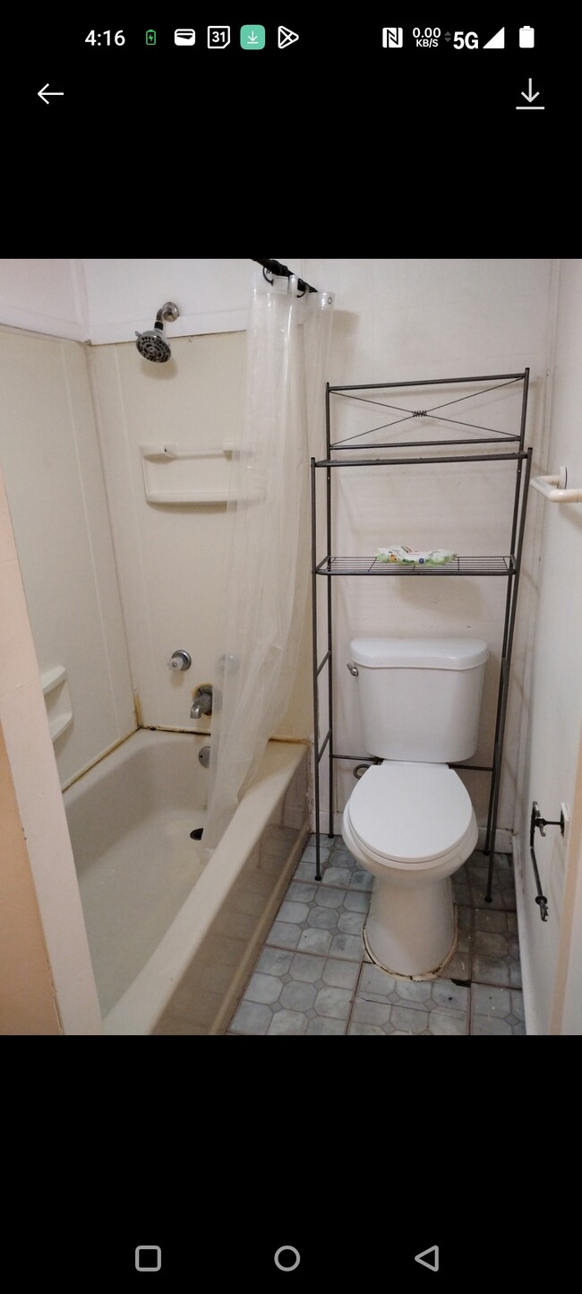 Building Photo - 4900 Parkview Dr