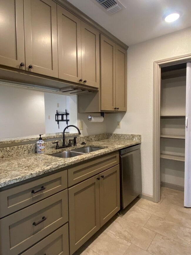 Building Photo - Country Hollow Condominiums