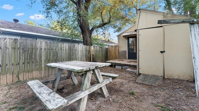 Building Photo - 424 E Velma Ave