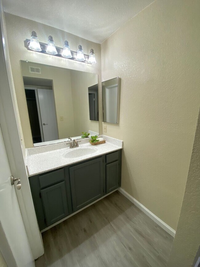 Building Photo - Amazing Condo Nestled in the Oakland Hills W/ Parking, Laundry & Patio!