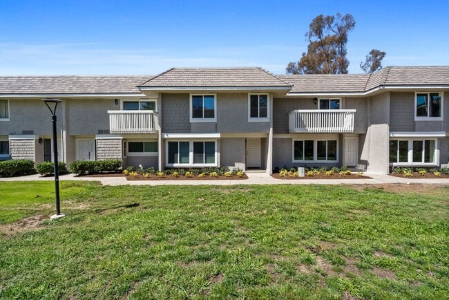 Building Photo - Large Modern Renovated 3 Bedroom 2.5 Bath ...