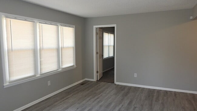 Building Photo - Cozy 3 bedrooms and 2 full baths home located on Holt Lane in Kansas City, KS