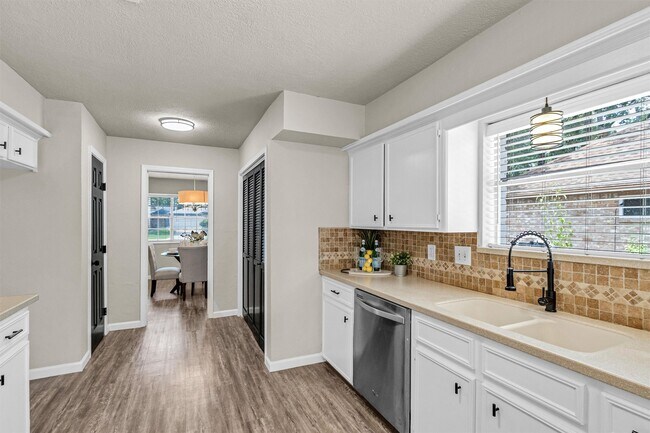 Building Photo - 7911 Heathrow Ln