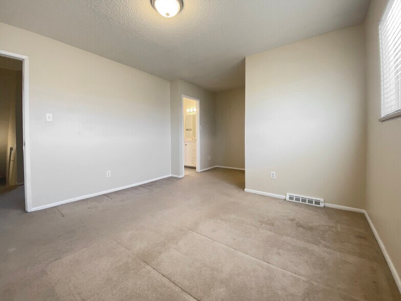 Building Photo - 9206 E Mansfield Ave