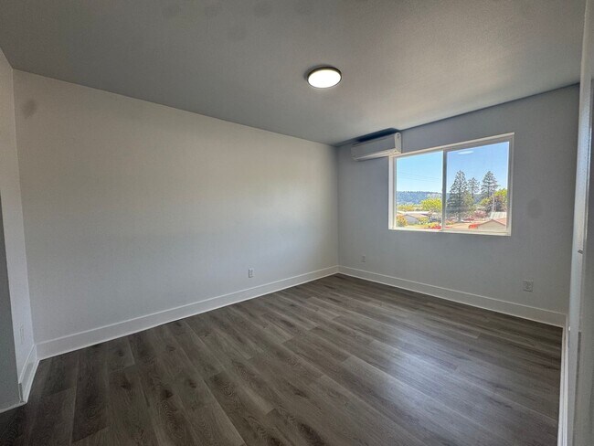 Building Photo - Modern 3 bedroom townhouse
