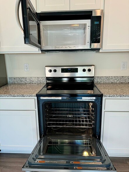 Microwave, stove, oven - 101 S Chubb Rdg