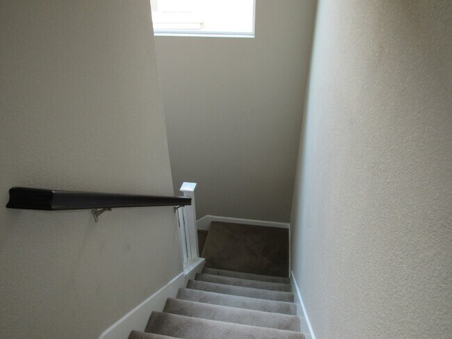 Building Photo - Beautiful 4 Bed/ 2.5 Bath Home close to Pi...