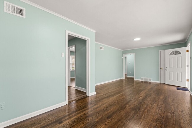 Building Photo - Renovated 4 Bedroom 1.5 Bath Home