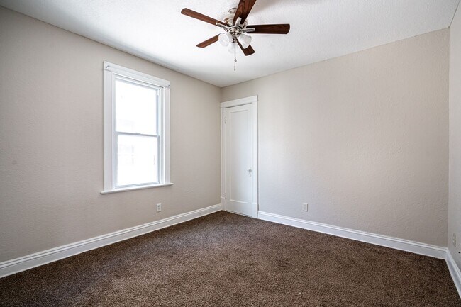 Building Photo - Beautiful 3 Bedroom 2 Bath - HALF OFF FIRST MONTH'S RENT!