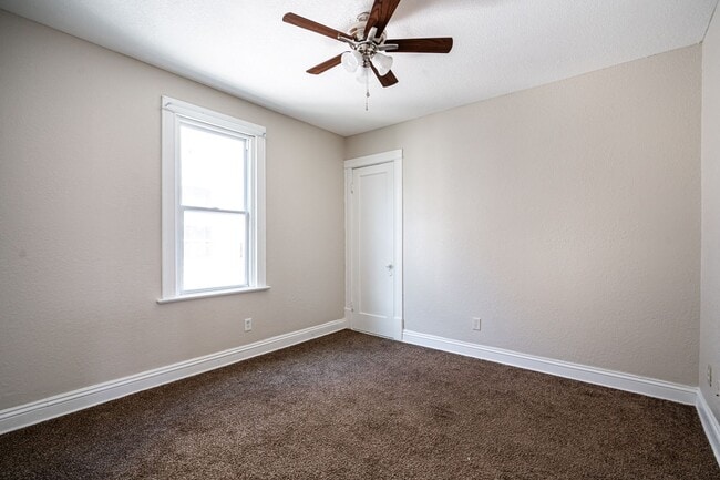 Building Photo - Beautiful 3 Bedroom + Den 2 Full Bath Uppe...
