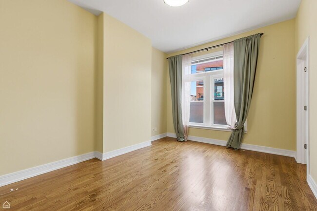 Building Photo - 2523 W Chicago Ave