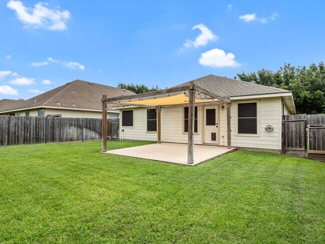 Building Photo - 21639 Falvel Lake Dr