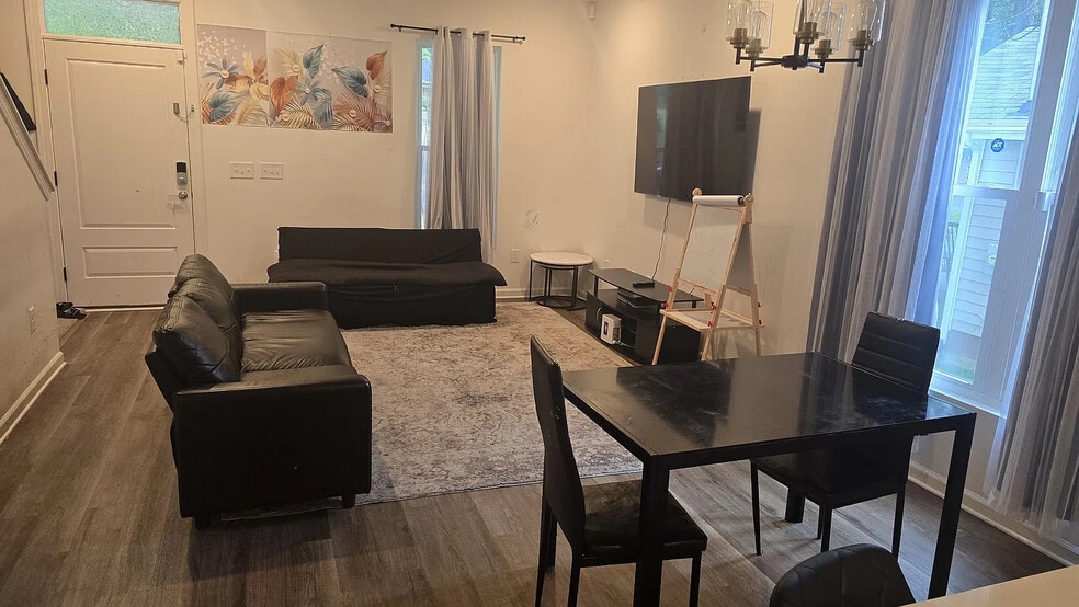 Building Photo - Room in House on Maplewood Dr