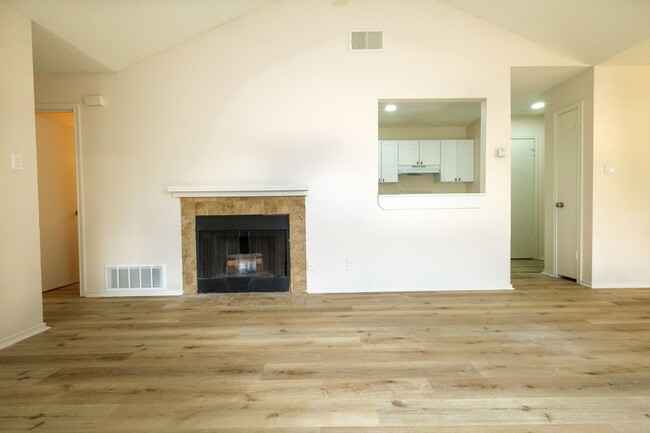 Building Photo - Woodlake ~ 2 Bedroom Duplex