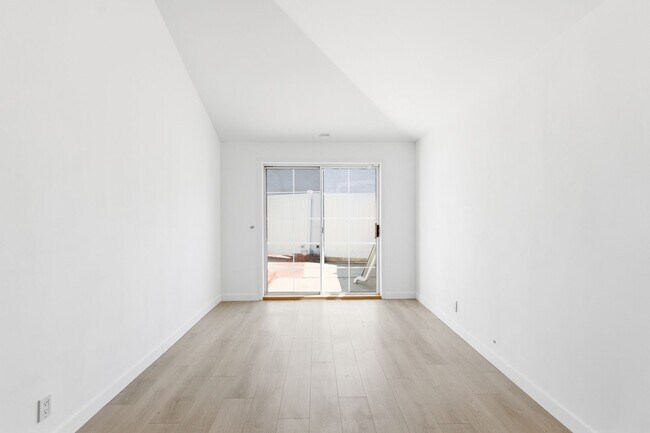 Building Photo - Beautiful modern 3 Bed + 2 Bath House + Den/Office & Backyard