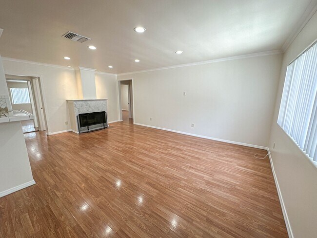 Building Photo - COMING SOON! Charming Reseda 4 Bedroom PLUS Office for Rent!
