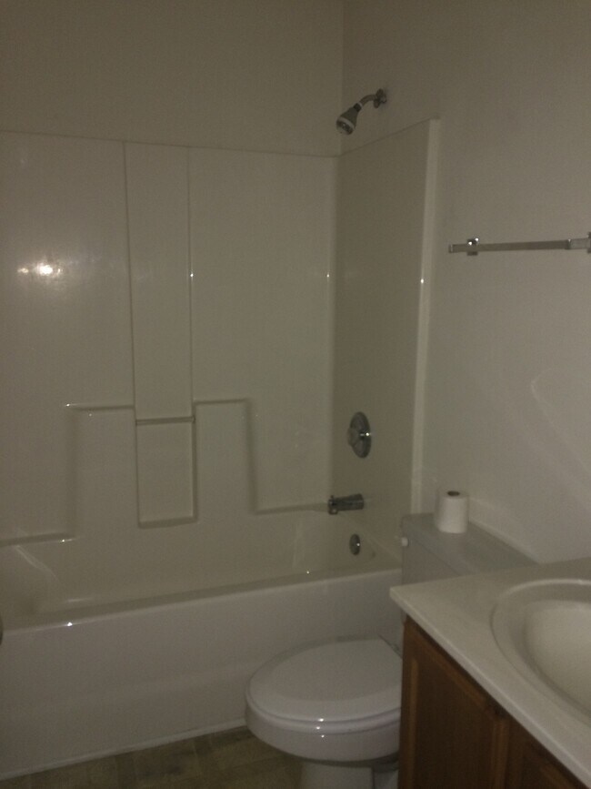 Building Photo - 3 Bed / 2 Bath Single Family Home for Rent...