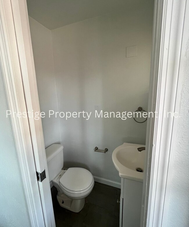 Building Photo - Welcome to This Lovely 3/2.5 East Side Home!!