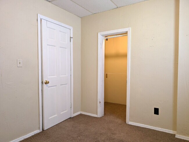Building Photo - 2 Bedroom Lower Duplex In Green Bay