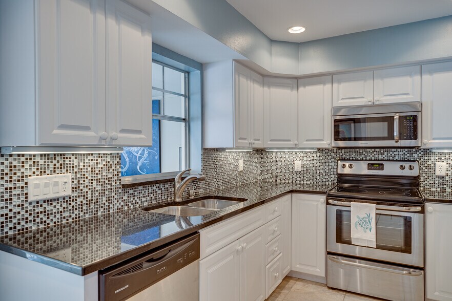 Building Photo - 2722 Cardinal Dr