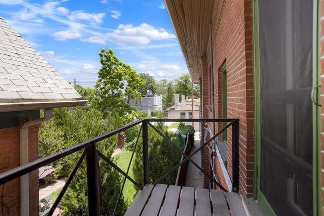 Building Photo - Charming 4 Bed, 2 Bath Town Home in Prime ...