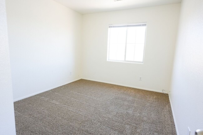 Building Photo - Well-Maintained 3 Bed, 2.5 Bath Home with Garage & Private Backyard