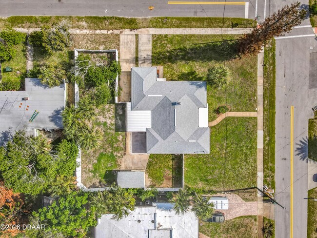 Building Photo - 1621 N Oleander Ave