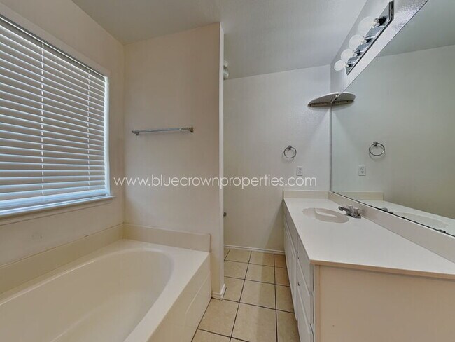 Building Photo - 615 Douglas Dr