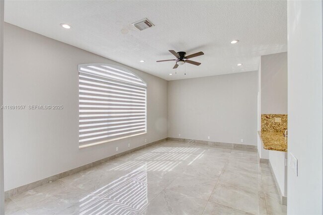 Building Photo - 3810 SW 51st St