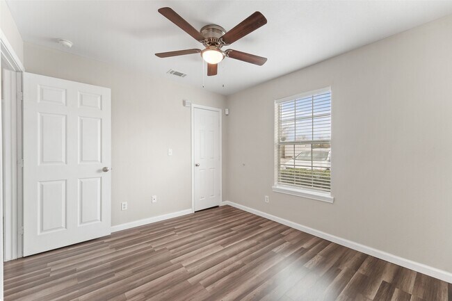 Building Photo - 516 Hollyhock st