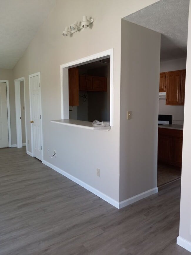 Building Photo - Beautiful 2 bedroom 2 bath duplex in East ...