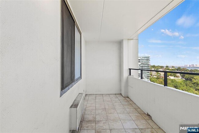 Building Photo - 250 Gorge Rd