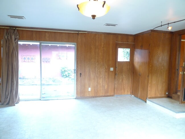 Building Photo - 2290 Canonita Dr