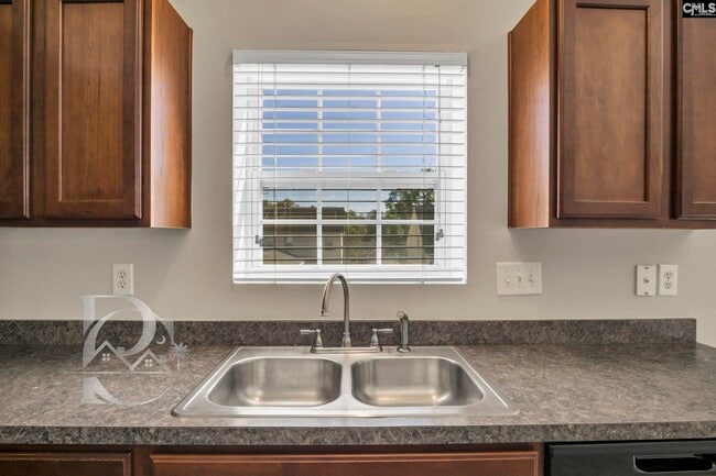 Building Photo - 211 Pinebluff Ct