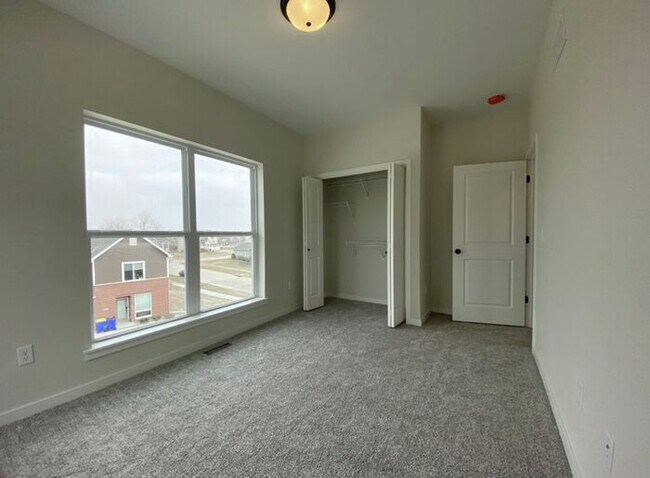 Building Photo - $2,275 | 3 Bedroom, 2.5 Bathroom Town Home | Pet Friendly | Sublease* | Available for August 1st,...