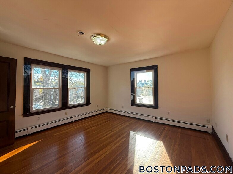 Building Photo - 547 Talbot Ave