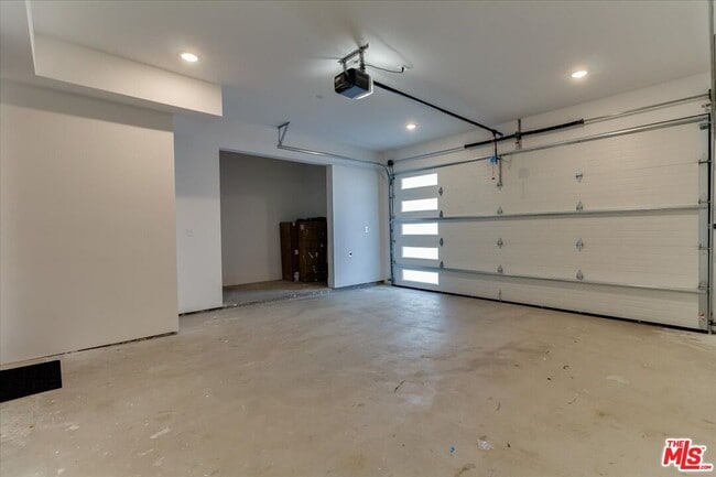 Building Photo - 2034 S Curson Ave