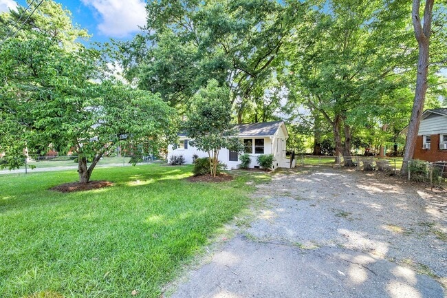 Building Photo - Lovely Three Bedroom Home in Monroe!