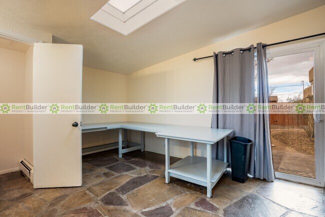 Building Photo - 1301 Alvarado Dr NE