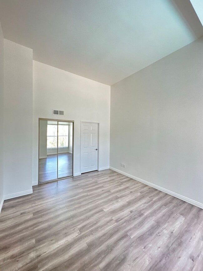 Building Photo - 5455 Sylmar Ave