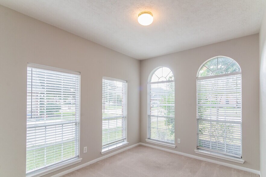 Building Photo - 15526 Oxenford Dr