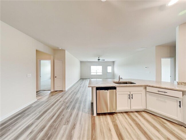 Building Photo - 905 Hesston Dr