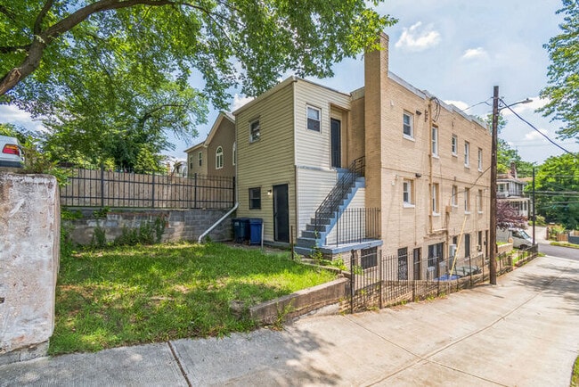 Building Photo - 1608 W St SE