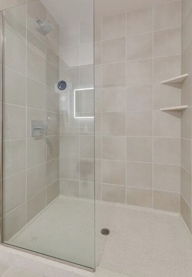 Building Photo - Highrise Condo in the Heart of Music City!