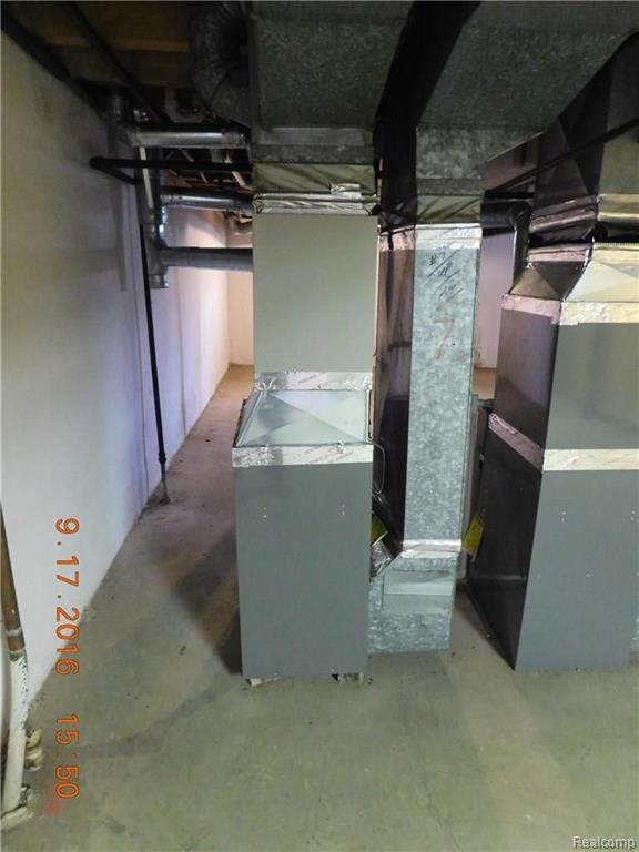 Building Photo - 444 N Fox Hills Dr